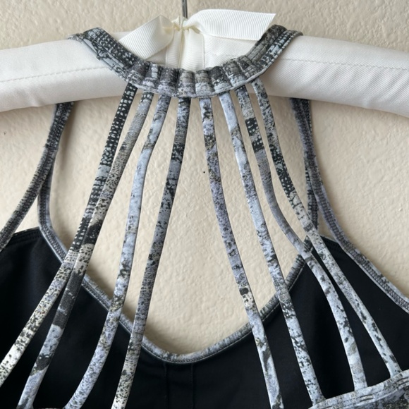 LuluLemon Sports Bra Strappy Back Gray Black Beige Geo Snake Design Size 6 - Picture 6 of 11